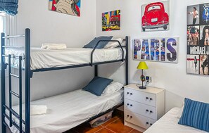 A bunk bed room with a desk and a lamp. - Cozy home in El Castillo de las Gua (El Castillo de las Gua)