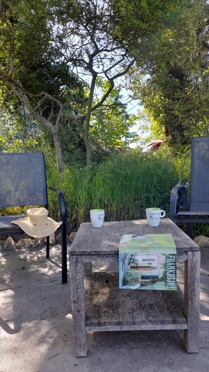 Outdoor dining - Luxury Caravan in the Heart of Nature (Charron)