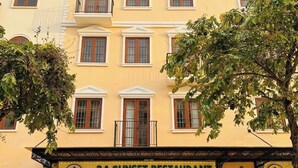 Un edificio con un restaurante llamado '3A SUNSET RESTAURANT' en la planta baja.