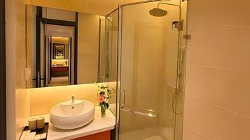 Deluxe Studio, City View | Bathroom