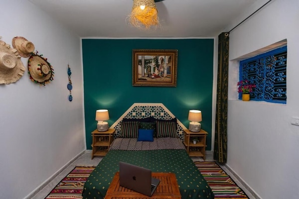 Iron/ironing board, WiFi (free)
