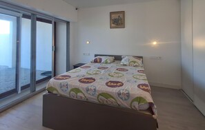 Room - 1 bedroom beach front apartment in Penmarc'h (Penmarc'h)