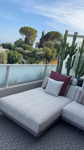A rooftop terrace with a sofa and a cactus plant. - Luxury Apartment in Nice – Sea and Mountain Views, Near Monaco (Nice)