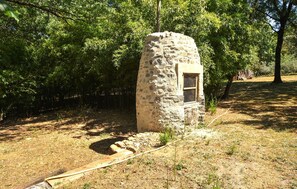 A stone structure with a window, surrounded by trees and dry grass. - Pet friendly home in Saint-Ambroix with WiFi (Saint-Ambroix)