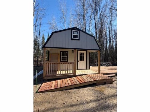 Cabin-Open floor plan in beautiful Bovey perfect for a relaxing getaway