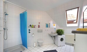Dusche, Haartrockner, Handtücher, Seife