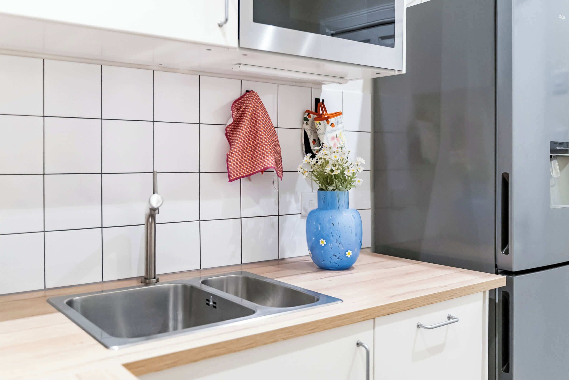 Coffee/tea maker, fridge, microwave, oven