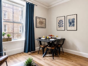 Dining - Stylish 2BR Walk to Edinburgh Castle (Edinburgh)