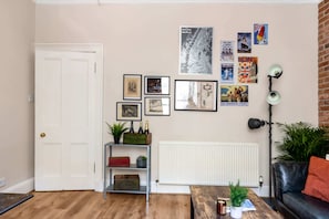Interior - Stylish 2BR Walk to Edinburgh Castle (Edinburgh)