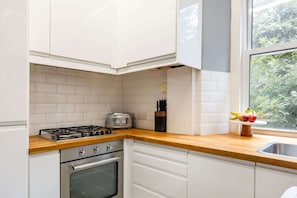 Coffee/tea maker, fridge, microwave, oven - Stylish 2BR Walk to Edinburgh Castle (Edinburgh)