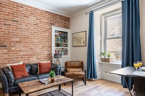 TV, offices - Stylish 2BR Walk to Edinburgh Castle (Edinburgh)