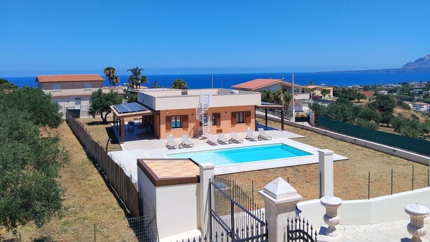 A modern villa with a swimming pool, solar panels, and a view of the sea. - 2 bedroom nice home in Balestrate (Balestrate)