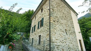 Exterior - Lovely home in Basati with house a panoramic view (Basati)