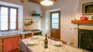 Fridge, stovetop, cookware/dishes/utensils - Lovely home in Basati with house a panoramic view (Basati)