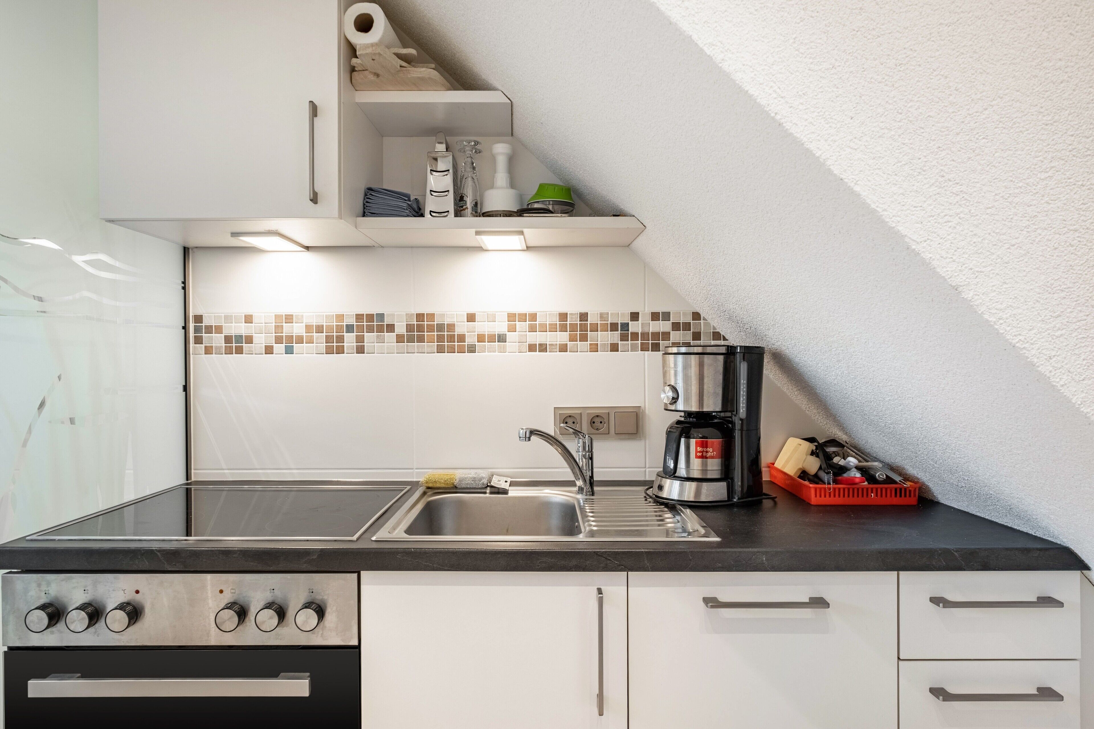 Coffee/tea maker, fridge, microwave, oven
