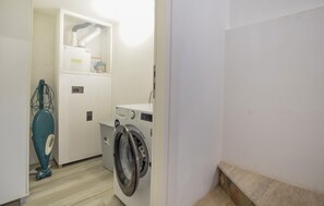 A laundry room with a washing machine, a dryer, and a water heater. - 3 bedroom pet friendly home in Arrone (TR) (Arrone (TR))