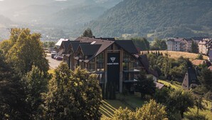 Un hotel de diseño moderno, ubicado en una zona montañosa con vistas al paisaje circundante.