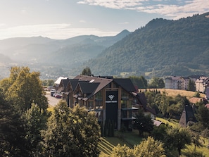Un hotel de diseño moderno, ubicado en una zona montañosa con vistas al paisaje circundante.