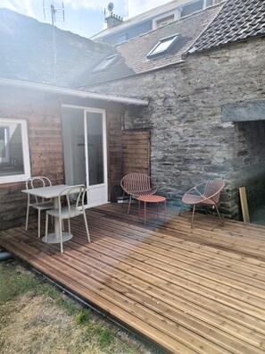 Outdoor dining - Vrbo Property (Cherbourg-en-Cotentin)