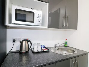 Cookware/dishes/utensils - Apartments 212 (Nottingham)