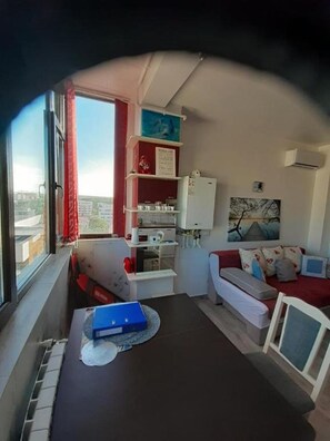 Living area - Cozy 1-bedroom apartment in gorgeous Constanta with AC (Constanta)