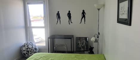 4 bedrooms, iron/ironing board, bed sheets