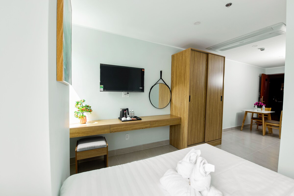 Deluxe Double Room Single Use | Free minibar items, free WiFi, bed sheets