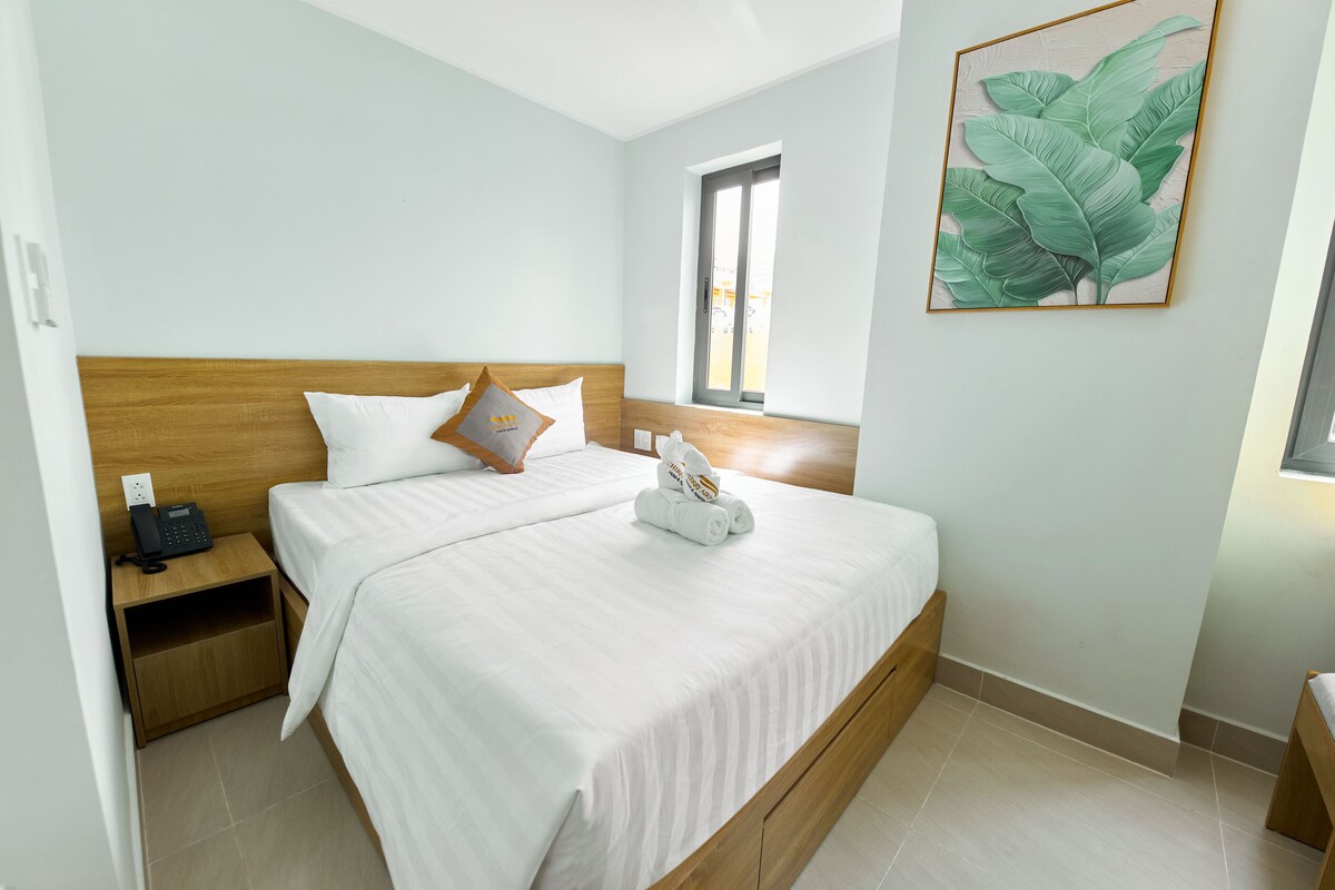 Free minibar items, free WiFi, bed sheets