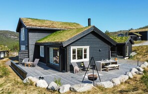 Outdoor dining - Stunning home in Tjørhom with sauna (Tjørhom)