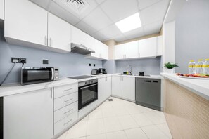 Kitchen - StayShort - Elegant 4 Bedroom in Dubai Marina that Sleeps 10 (Dubai)