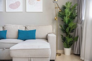 Living area - StayShort - Elegant 4 Bedroom in Dubai Marina that Sleeps 10 (Dubai)