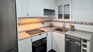 Kahvin-/teenkeitin, jääkaappi, mikroaaltouuni, uuni