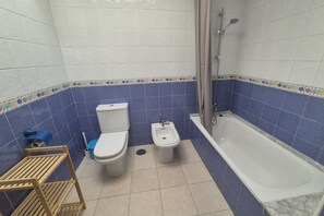 Ducha, bidé y toallas