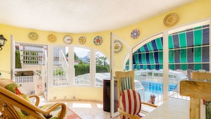 A room with a pool, a chair, a table, and a view of the outdoors. - Casa Nuestro Sue o Para 4 Personas (Calpe)