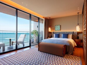 Quarto casal, 1 cama King, sacada, vista para o oceano | Cofres nos quartos, cortinas blackout, ferros/tábuas de passar roupa