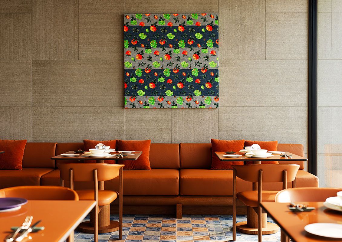 Un comedor moderno con sofá, mesas y sillas.