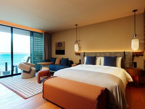 Quarto casal, 1 cama King, sacada, vista para o oceano | Cofres nos quartos, cortinas blackout, ferros/tábuas de passar roupa