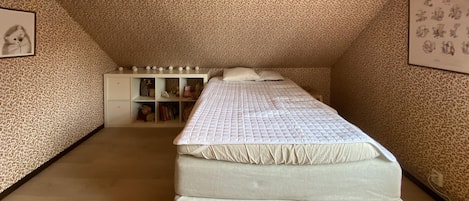 4 bedrooms, travel cot, free WiFi