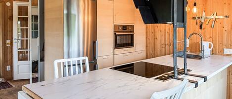 Coffee/tea maker, fridge, microwave, oven