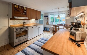 Coffee/tea maker, fridge, microwave, stovetop - 2 bedroom lovely home in ödeshög (Ödeshög)
