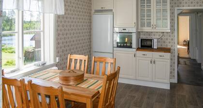 Cozy home in Norberg with house sea view