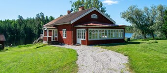 Cozy home in Norberg with house sea view