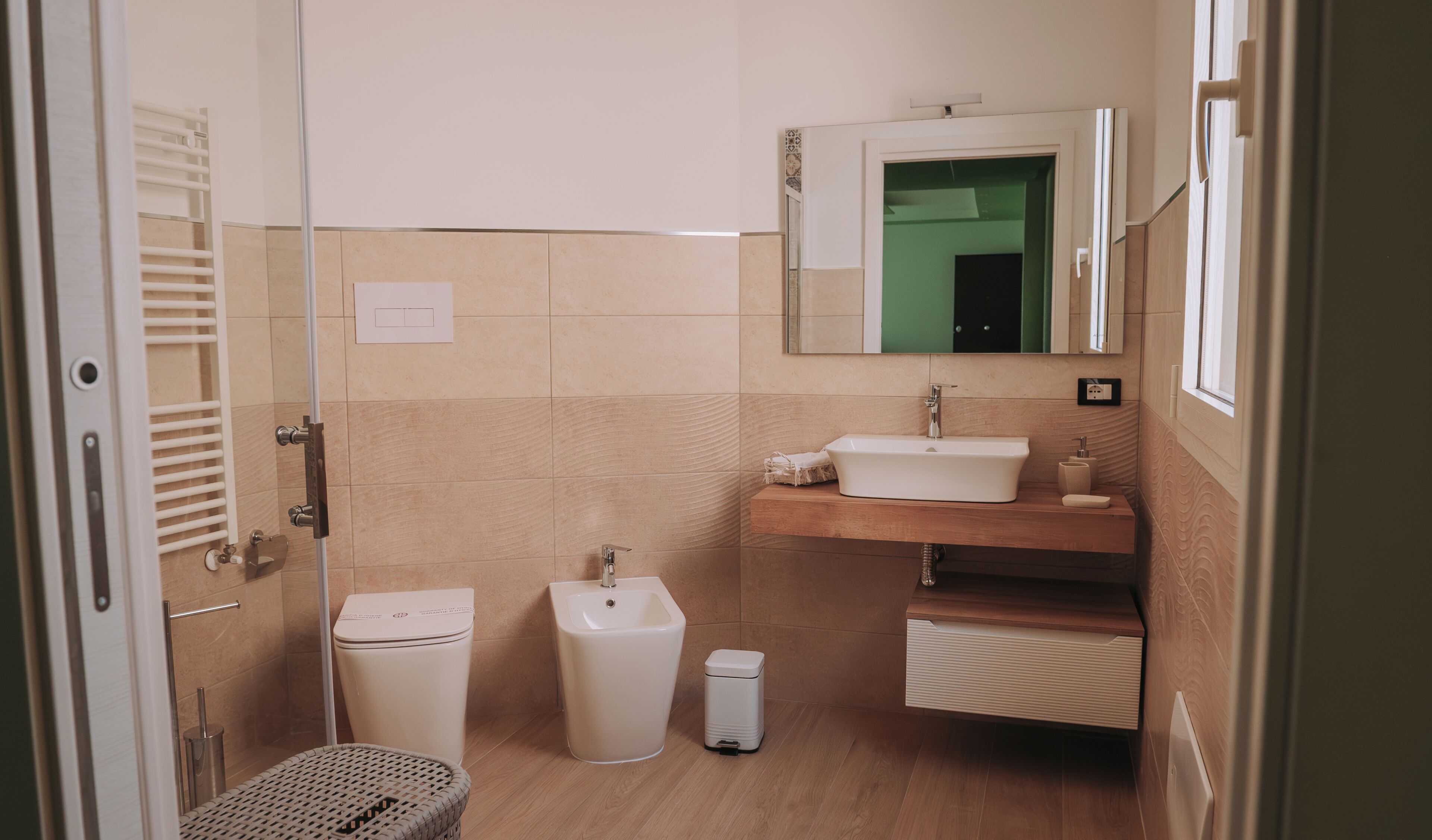 Un bagno con il water, bidet e lavandino.