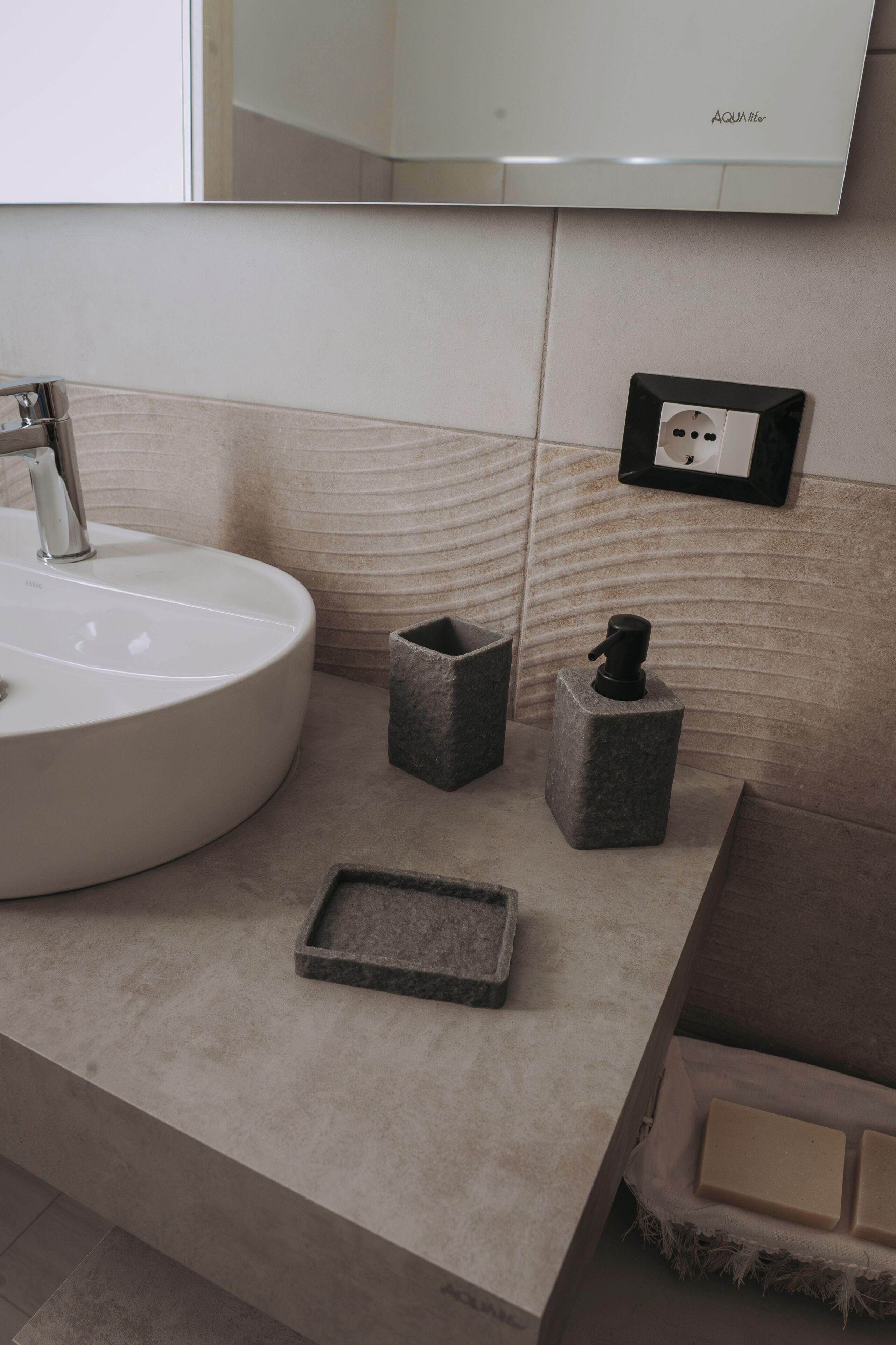 Une salle de bain avec un lavabo blanc, un miroir et un porte-serviettes.