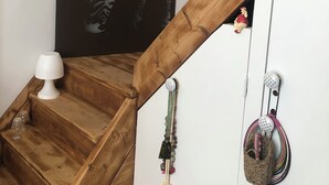 En trätrappa med en zebramönstrad väggdekoration, en vit lampa och en väggmonterad dekorativ detalj.