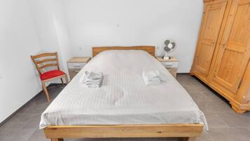 Iron/ironing board, travel crib, WiFi, bed sheets