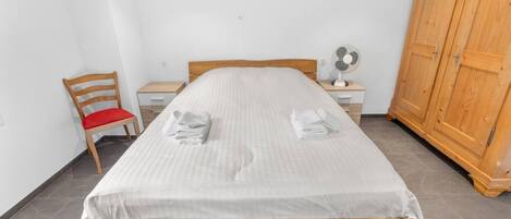 Iron/ironing board, travel cot, WiFi, bed sheets