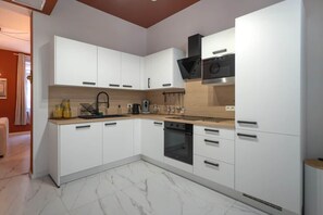 Wasserkocher mit Kaffee-/Teezubehör, Kühlschrank, Mikrowelle, Ofen