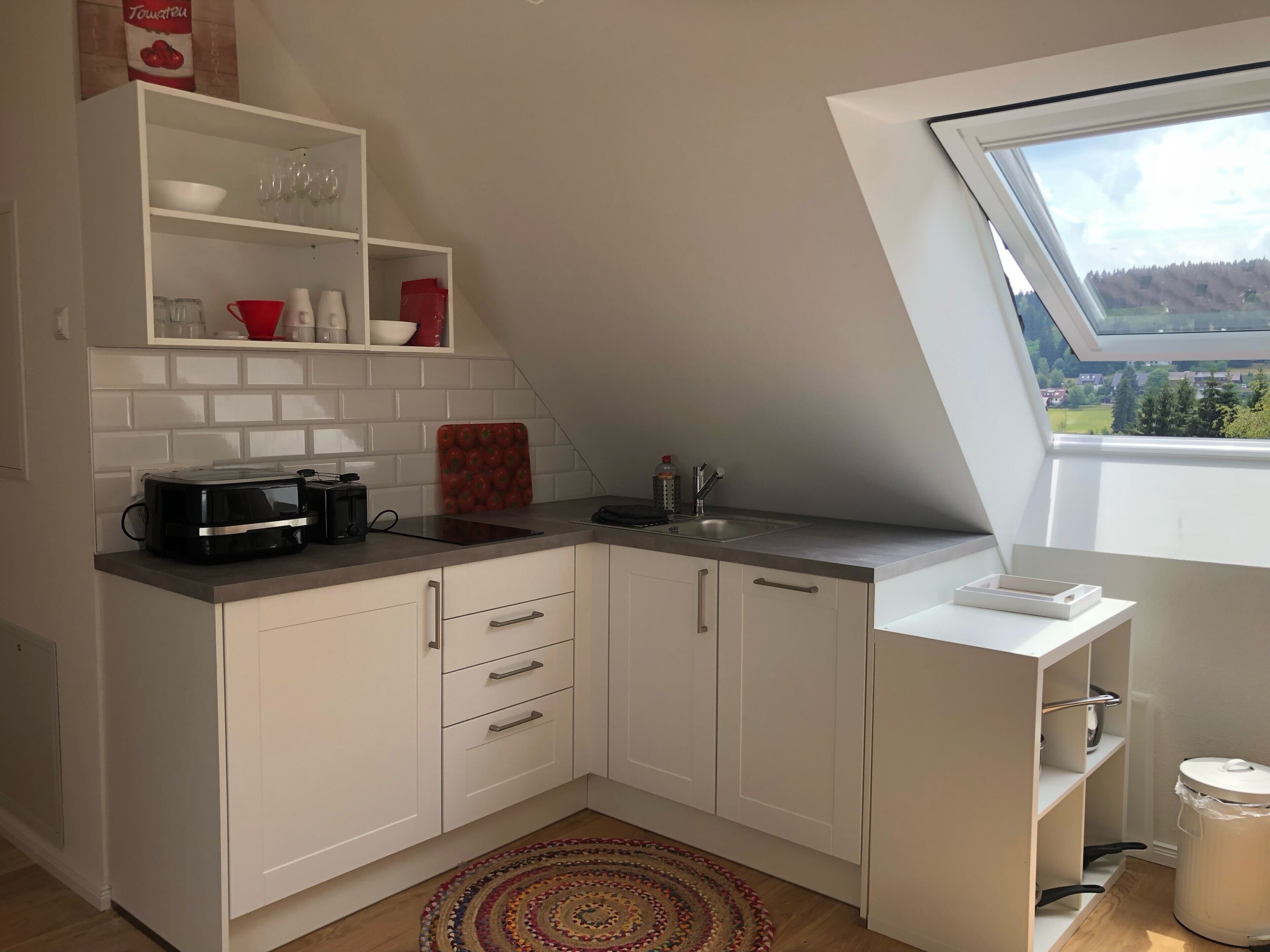 Wasserkocher mit Kaffee-/Teezubehör, Kühlschrank, Herdplatte