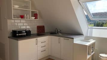 Wasserkocher mit Kaffee-/Teezubehör, Kühlschrank, Herdplatte
